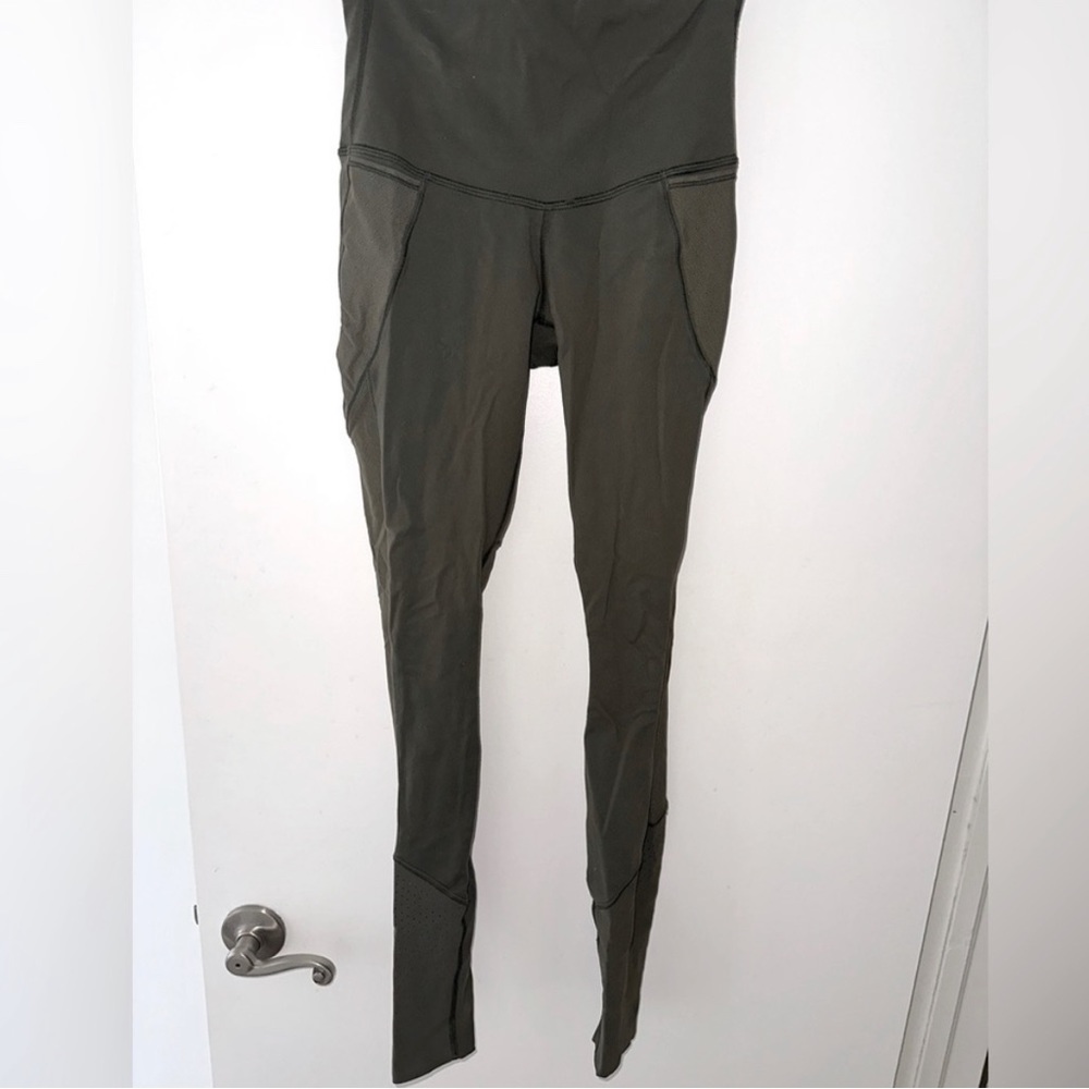 LULULEMON Leggings Size  4. Mesh material. Near perfect condition!!!